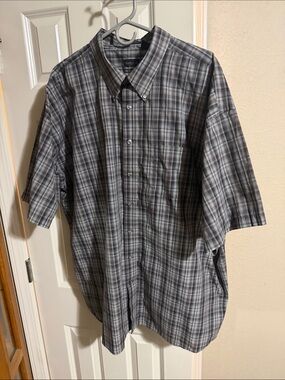Van Heusen Gray Plaid Short-Sleeve Button-Down Shirt